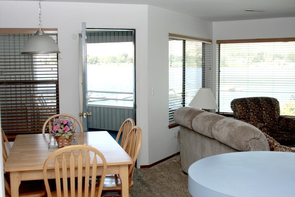 Petersons Waterfront Chelan Exterior photo